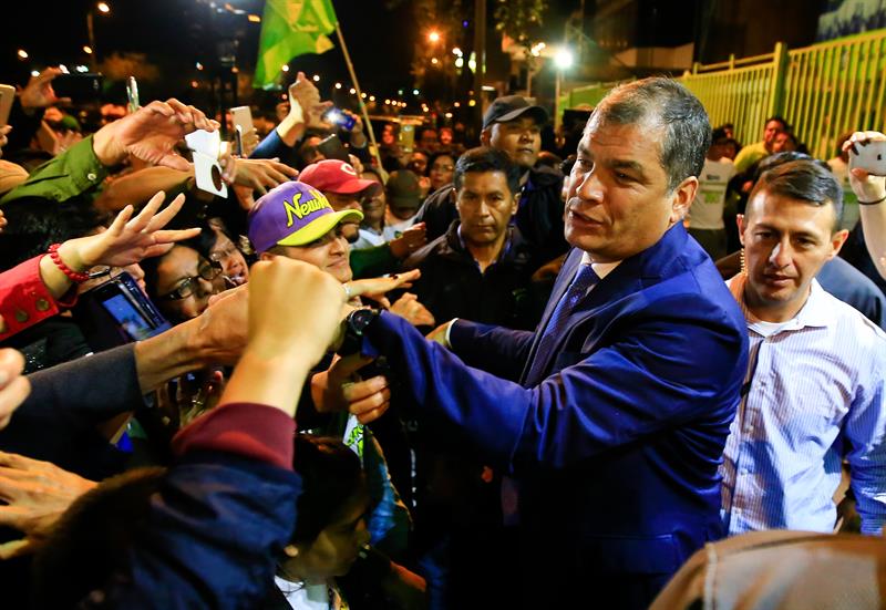 "Todos estos folclores son para impedir que yo vuelva", refirió el expresidente Rafael Correa a los medios / Foto: EFE/José Jácome