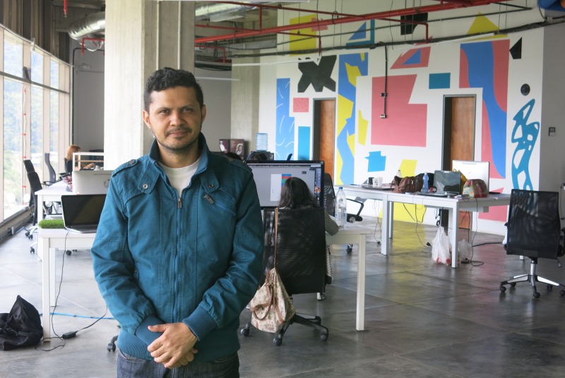 Jaime Sandoval, jefe de prensa de The Social Us, las oficinas de la empresa ubicada en Caracas/Foto: Analítica
