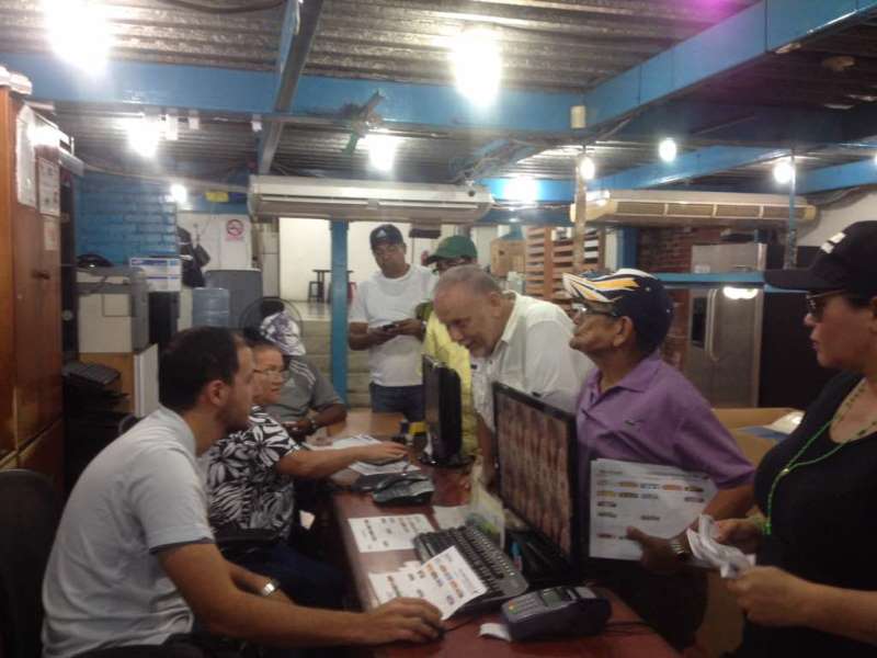 Da Silva recorrió comercios de Vargas invitando a votar