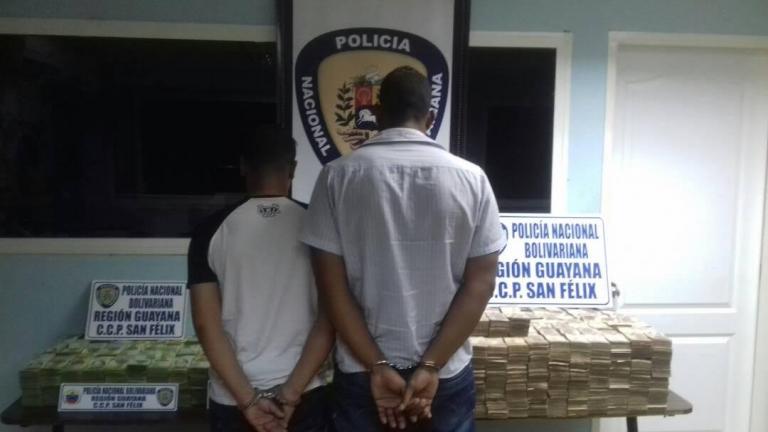 Detuvieron a tres personas por presunto tráfico de moneda