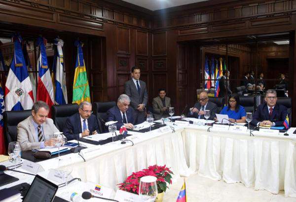 El expresidente del Gobierno español José Luis Rodríguez Zapatero (i), el presidente dominicano Danilo Medina (2i), el canciller dominicano Miguel Vargas (3i), el ministro de Comunicación y Cultura, Jorge Rodríguez (3d), la presidenta de la oficialista Asamblea Nacional Constituyente (ANC) Delcy Rodríguez (2d) y el ministro de Educación, Elías Jaua (d) participan hoy, viernes 1 de diciembre de 2017, en una reunión entre representantes del Gobierno y la oposición de Venezuela, en un nuevo proceso de diálogo y búsqueda a una salida a la grave crisis política y económica que atraviesa el país, en Santo Domingo (República Dominicana)/ Foto: EFE