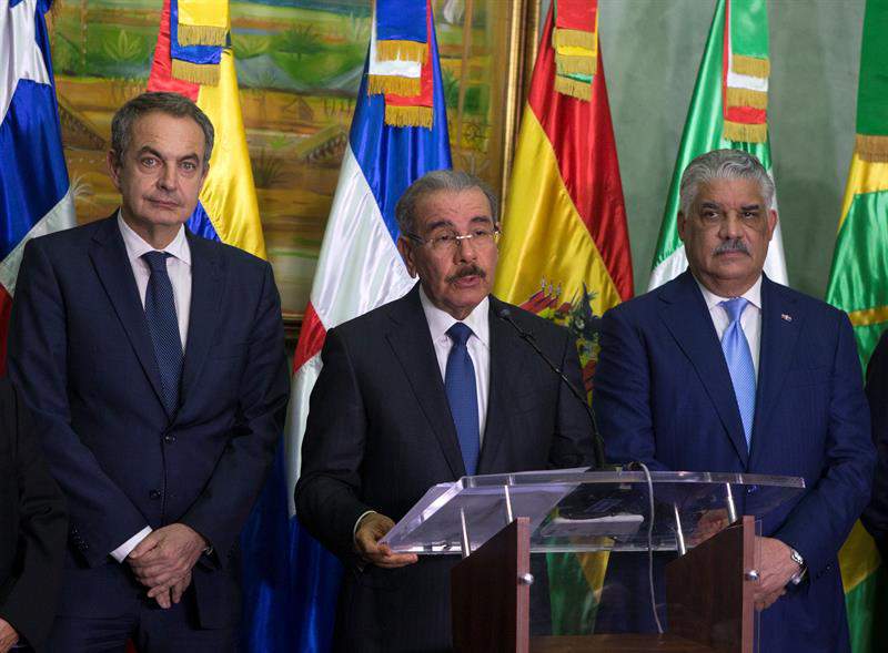  El presidente dominicano, Danilo Medina (c),acompañado por el expresidente del gobierno español José Luis Rodríguez Zapatero (i) y el canciller dominicano, Miguel Vargas / Foto: EFE