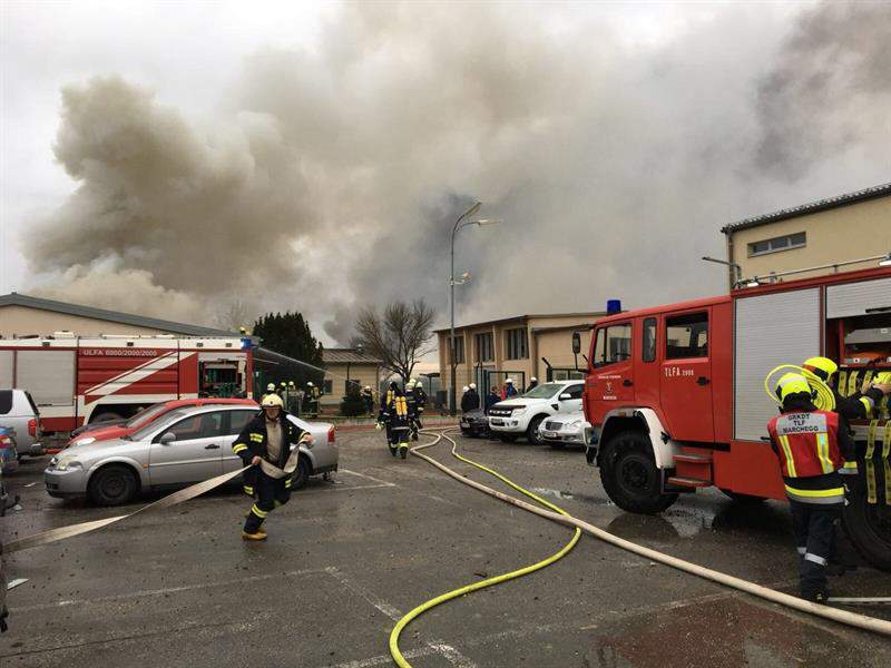Bomberos apagan el fuego en una estacion de gas en Austria