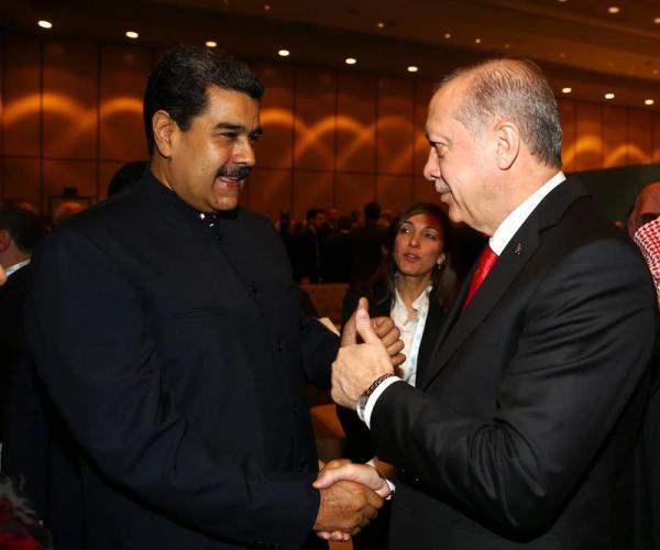El presidente de Turquía, Recep Tayyip Erdogan (d), saluda a su homólogo venezolano, Nicolás Maduro (i), durante la cumbre extraordinaria de la Organización de Cooperación Islámica (OCI) en Estambul, Turquía, hoy, 13 de diciembre de 2017/ Foto: EFE