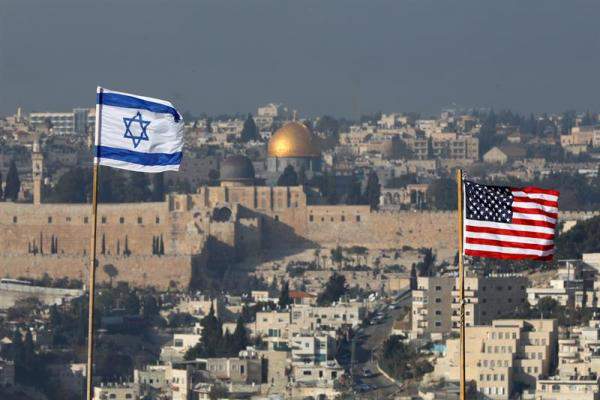 Banderas de Israel y Estados Unidos ondean en el asentamiento judío de Nof Zion en el barrio palestino Jabal Mukaber en Jerusalén este 13 de diciembre de 2017/ Foto: EFE