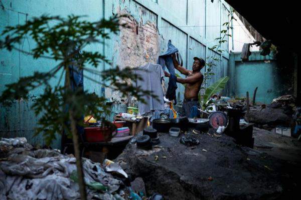 Situación de pobreza personas que han tomado los puentes como lugares de abrigo, algunos ya habitados por antiguos residentes Foto: EFE