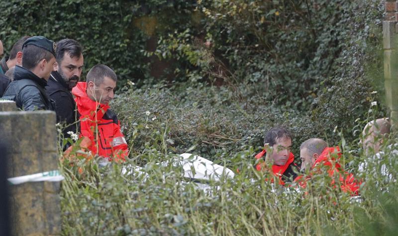  Efectivos de la Guardia Civil y bomberos trasladan en una camilla los restos del cadáver encontrado en una nave industrial en la parroquia de Asados, en Rianxo / EFE
