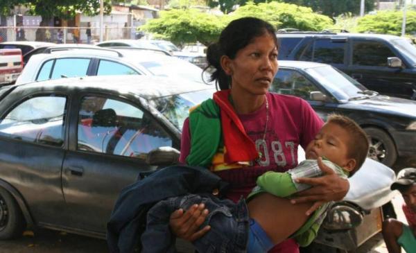 Madre carga a su hijo semi inconsciente con mas de una semana sin recibir tratamiento Foto: Cortesía
