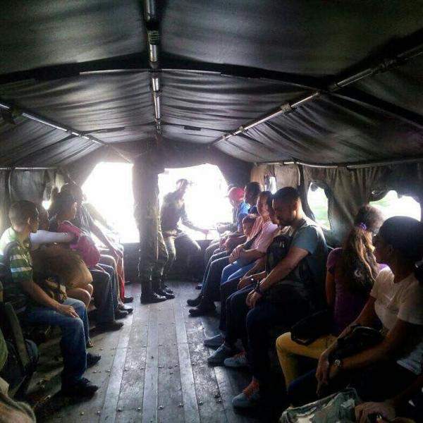 Usuarios en Maracay se trasladan en vehículos militares 