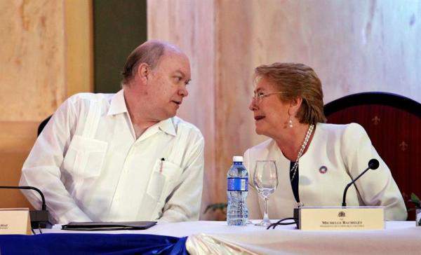 a presidenta de Chile, Michelle Bachelet (d), conversa con el ministro cubano para el Comercio Exterior y la Inversión Extranjera, Rodrigo Malmierca (i), durante un foro empresarial entre Chile y Cuba hoy, lunes 08 de enero del 2018, en La Habana (Cuba)/ Foto: EFE