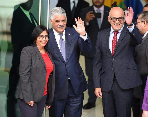 El ministro venezolano de Comunicación y Cultura, Jorge Rodríguez (d), saluda junto a la presidenta de la oficialista Asamblea Nacional Constituyente (ANC), Delcy Rodríguez (i), y al canci en Santo Domingo para proceso de diálogo Foto EFE dominicano, Miguel Vargas (c)