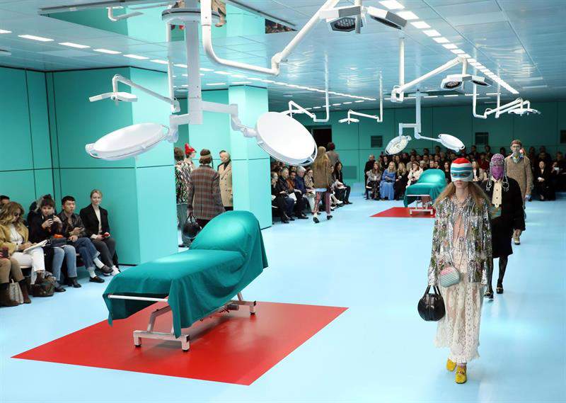 La firma Gucci irrumpió este miércoles en la Semana de la Moda de Milán con un provocador desfile en el que sus modelos portaban en la mano recreaciones de sus propias cabezas "decapitadas"/ Foto: EFE