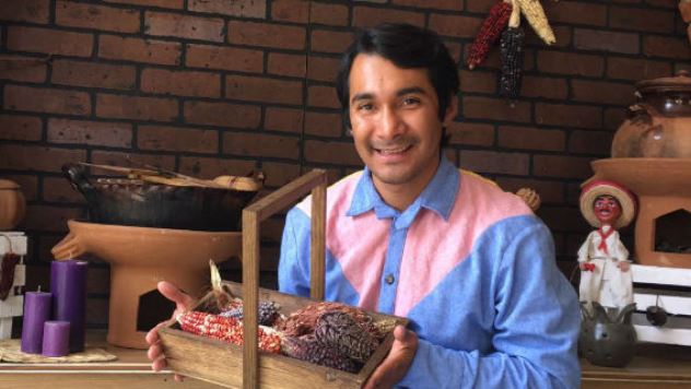 En la oscuridad y con los ojos vendados, los invitados comen los insectos cocinados por el chef mexicano Irad Santacruz en una degustación que rompe tabúes/ Foto: Referencial