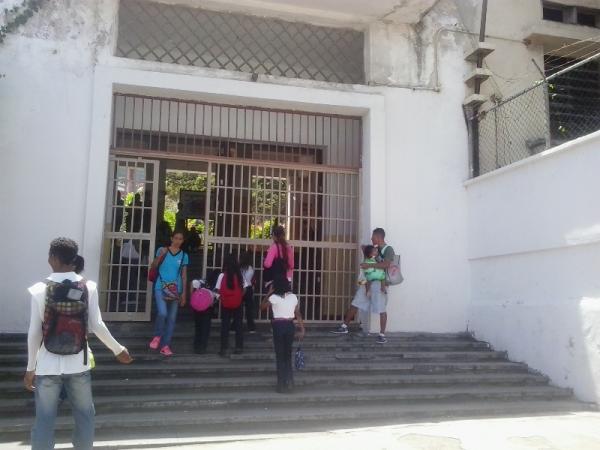 Escuelas en Vargas no reciben el PAE