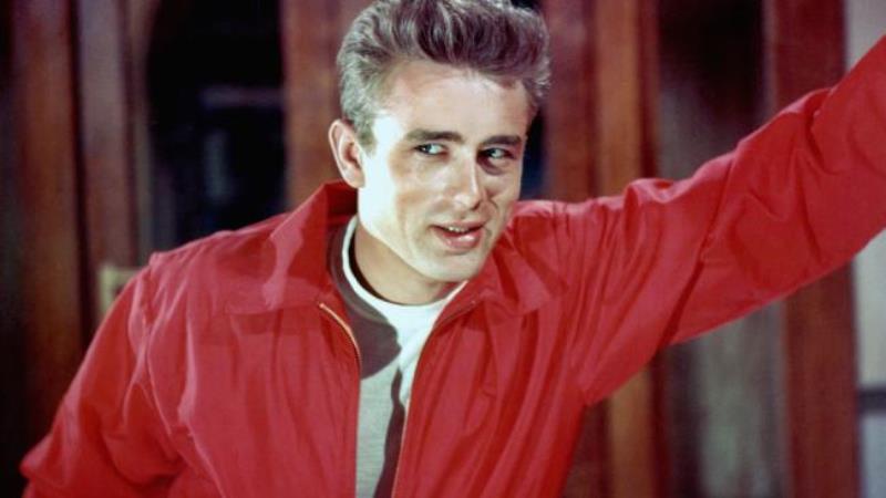 La chaqueta roja de nailon original que el mítico actor James Dean lució en la película "Rebelde sin causa" saldrá a subasta el próximo sábado en West Palm Beach, Florida/ Foto: Referencial