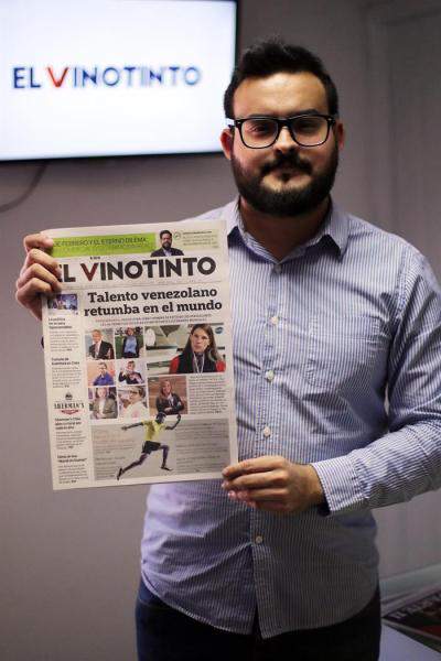 Fotografía del 1 de marzo de 2018 del periodista venezolano Víctor Higuera, director de "El Vinotinto", el primer periódico gratuito pensado exclusivamente para la comunidad venezolana en Chile Foto EFE