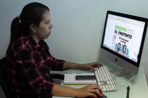 Fotografía del 1 de marzo de 2018 de la venezolana, Cristi De Matos, jefa de diseño de "El Vinotinto", el primer periódico gratuito pensado exclusivamente para la comunidad venezolana en Chile Foto EFE