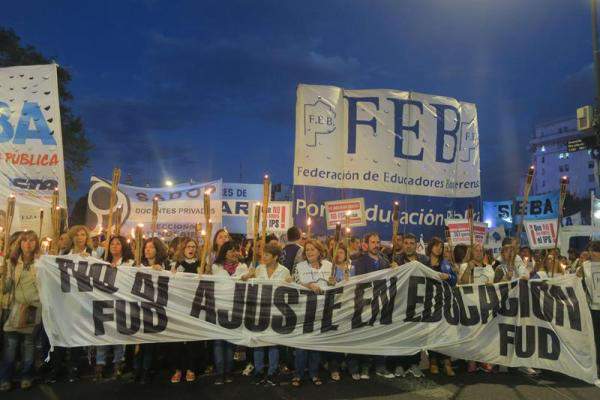 Para exigir mejores sueldos docentes salen a protestar / Foto: EFE