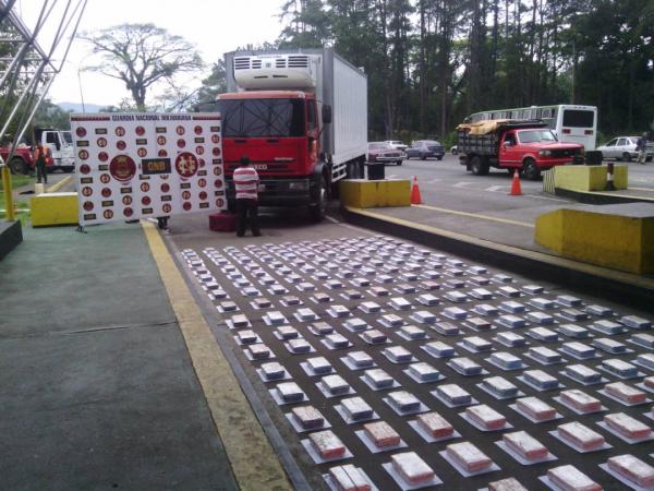 Efectivos recuperan droga camuflada en un vehículo de carga marca Iveco
