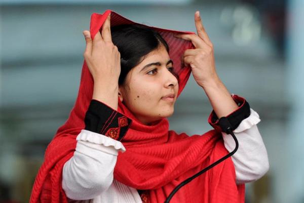 Foto de archivo de Malala Yousafzai mientras se ajusta el pañuelo durante la inauguración oficial de la Biblioteca de Birmingham (Reino Unido) el 3 de septiembre de 2013/ Foto: EFE