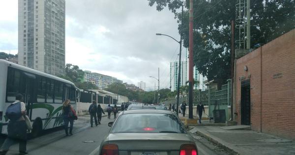 El tránsito estuvo paralizado por casi una hora en la avenida / Foto: Danilo González Giral