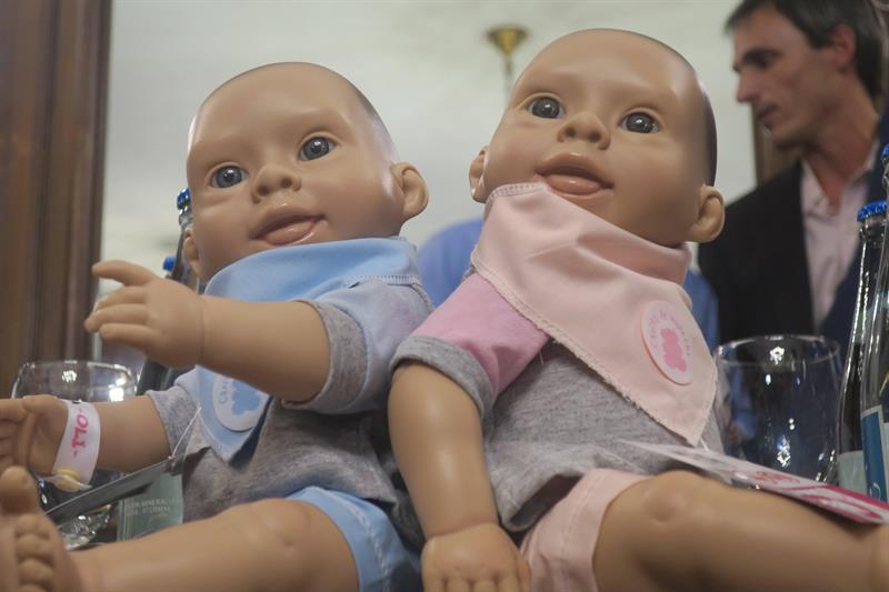 Presenta el primer muñeco bebé con rasgos de síndrome de down