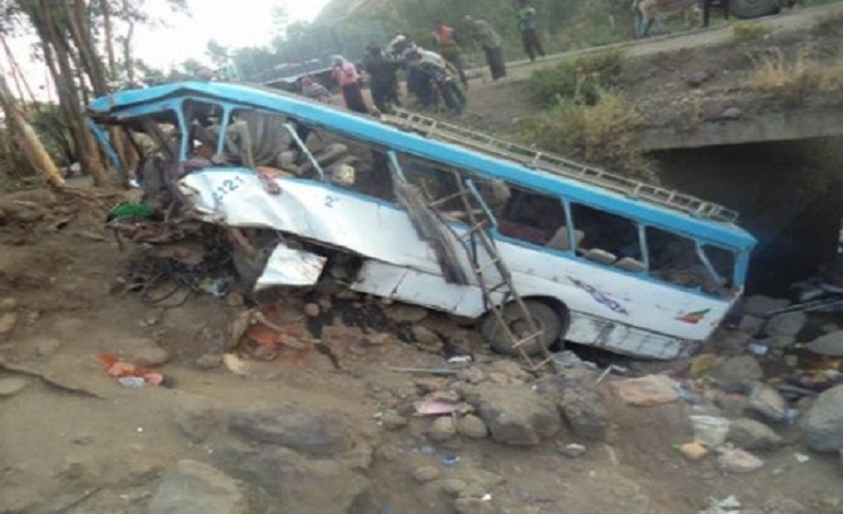 autobus lleno de estudiantes se fue por un barranco en etiopia dos