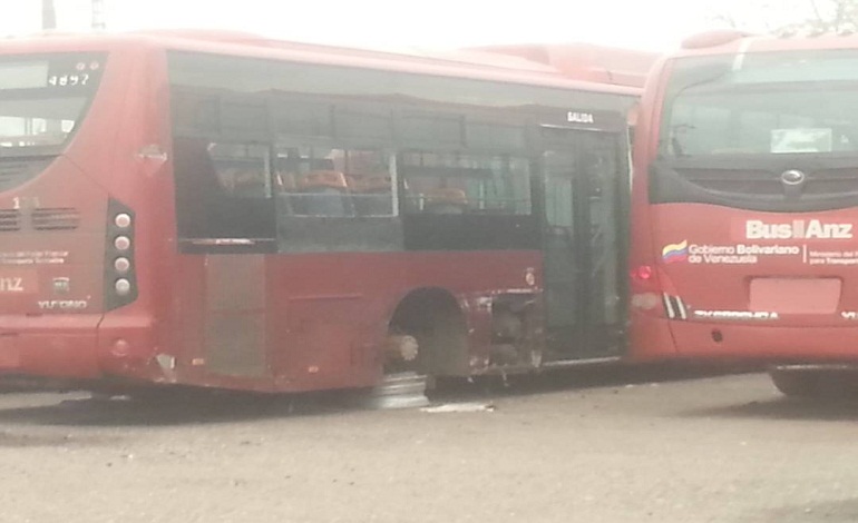 autobuses marca china yutong estan abandonados en un polideportivo de barcelona uno