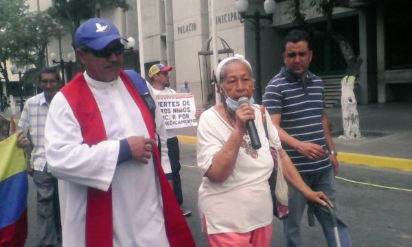 Pacientes crónicos hicieron todo el recorrido para pedir por su derecho a la salud / Foto: Joselyd Rodríguez