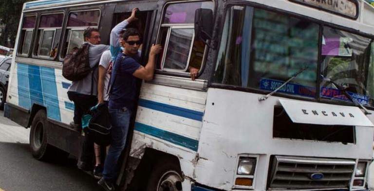Autobuses cargan al máimo a pasajeros/Foto: Archivo - Referencial