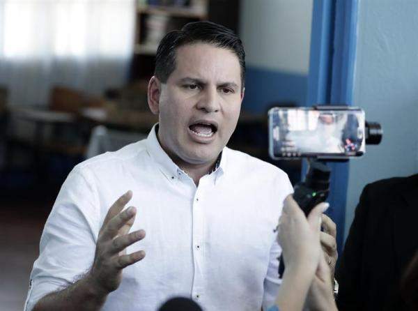 Fabricio Alvarado, candidato presidencial del Partido Renovación Nacional (PRN), habla con la prensa tras votar hoy, domingo 1 de abril de 2018, en San José (Costa Rica)/ Foto: EFE