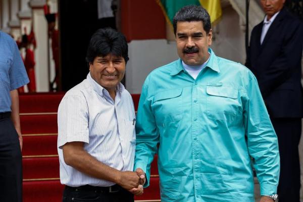 El presidente de Venezuela Nicolás Maduro (d) saluda a su homólogo de Bolivia Evo Morales (i) hoy, domingo 15 de abril de 2018, en el palacio de Miraflores en Caracas (Venezuela)/ Foto: EFE