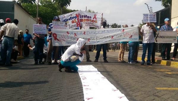Los caminantes acusan al gobierno de discriminador por dificultarles el acceso a su tratamiento / Foto: Carlos Iván Suárez 
