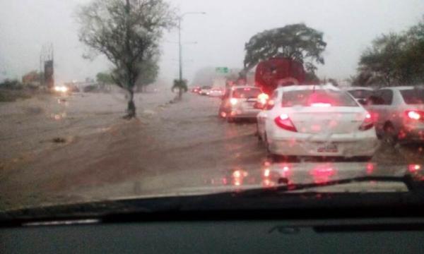 Las avenidas Los Leones y La Ribereña estuvieron anegadas durante toda la mañana / Foto: Carlos Iván Suárez