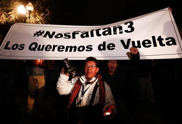 Fotografía de archivo fechada el 27 de marzo de 2018, que muestra a varias personas mientras se manifiestan durante una vigilia frente al Palacio de Gobierno, en Quito (Ecuador)/ Foto: EFE