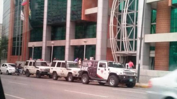Vehículos blindados y más 20 funcionarios custodian el edificio de oficinas de Banesco / Foto: Dereck Blanco