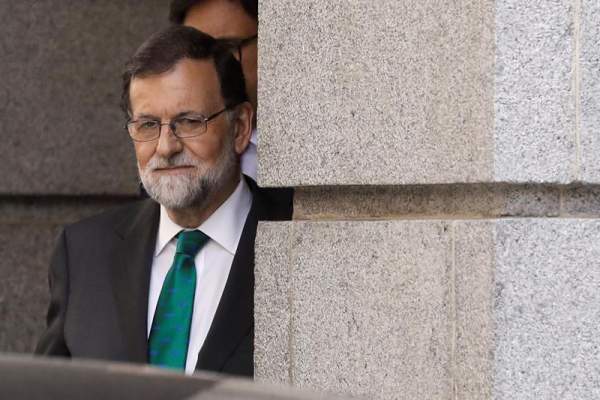 El presidente del gobierno Mariano Rajoy, abandona el Congreso tras la sesión de la mañana en la primera jornada de la moción de censura presentada por el PSOE contra el Gobierno/ Foto: EFE