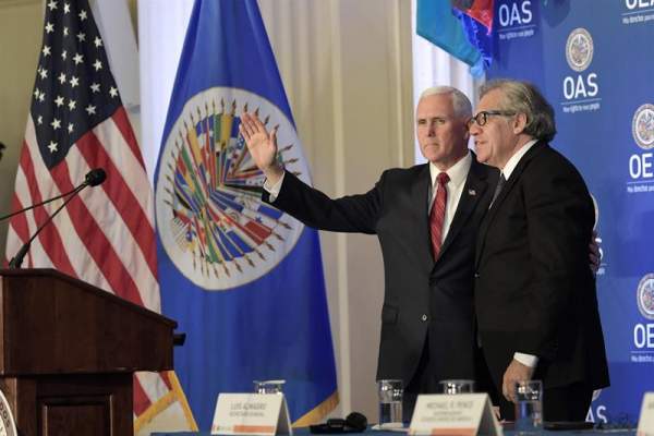 El secretario general de la Organización de Estados Americanos (OEA), Luis Almagro (d), recibe al vicepresidente de EE.UU., Mike Pence (i), durante una sesión extraordinaria protocolaria del Consejo Permanente del organismo el lunes 7 de mayo de 2018, en Washington (EE.UU.)/ Foto: EFE