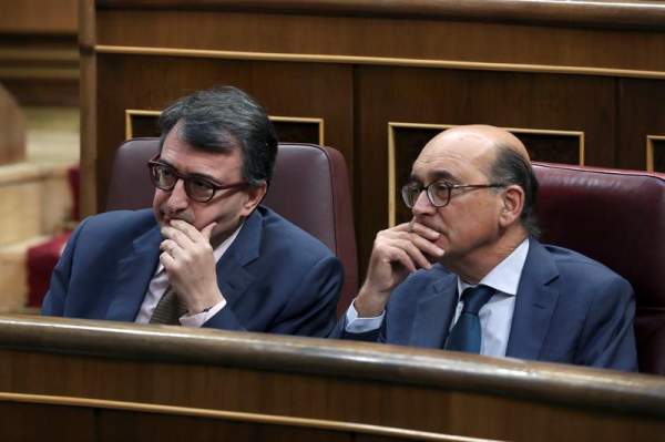 El portavoz del PNV Aitor Esteban, y el diputado de la misma formación Mikel Legarda, en su escaño del hemiciclo del Congreso de los Diputados, en la primera jornada de la moción de censura presentada por su partido contra el presidente del Gobierno, Mariano Rajoy/ Foto: EFE