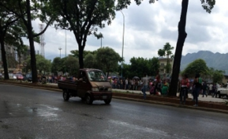 carabobeños protestan frente a abasto bicentenario y exigen alimentos uno