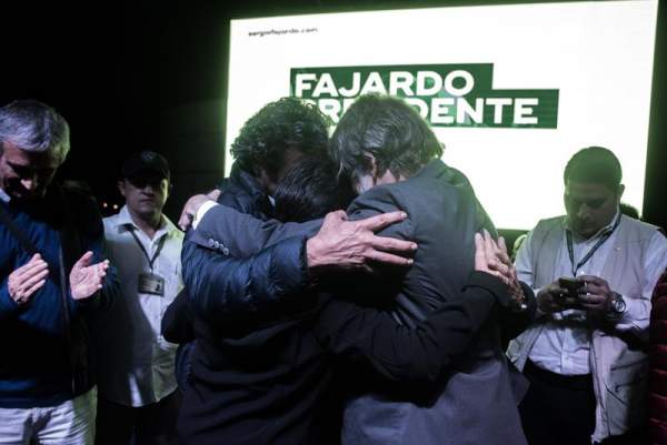 El candidato de la Coalición Colombia, Sergio Fajardo (i), se abraza con su fórmula a la Vicepresidencia, Claudia López (c), y el senador electo Antanas Mockus (d), en su sede de campaña el domingo 27 de mayo de 2018, en Bogotá/ Foto: EFE