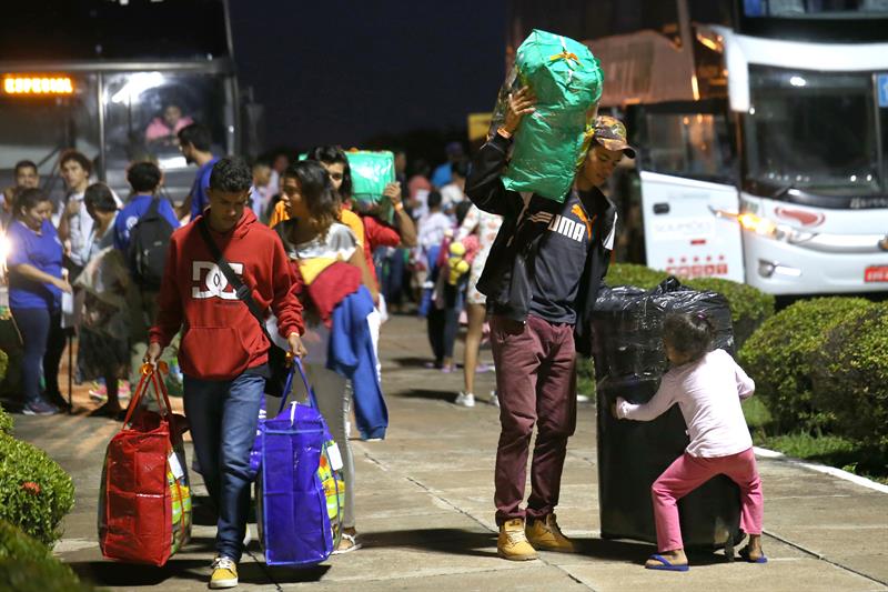 Venezolanos llegan al aeropuerto de Boa Vista (Brasil)/ Foto: EFE