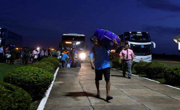 Venezolanos emigran en masas huyendo de la crisis/EFE