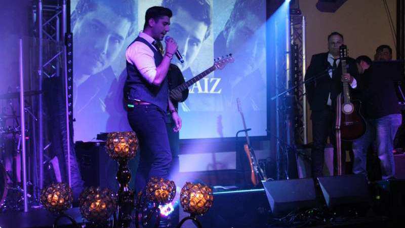 El cantante venezolano Arvelaiz en concierto en la ciudad de Miami
