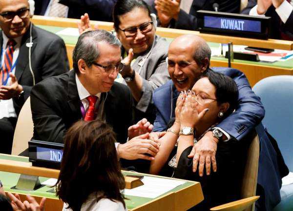 La ministra de Exteriores indonesia, Retno Marsudi (dcha), junto a su delegación, celebran la designación de Indonesia como miembro no permanente del Consejo de Seguridad de la ONU, en Nueva York, Estados Unidos/ Foto: EFE