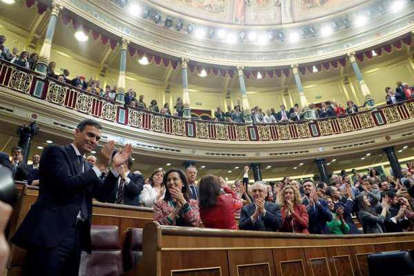 El secretario general del PSOE Pedro Sánchez, saluda al hemiciclo del Congreso, tras el debate de la moción de censura presentada por su partido/ Foto: EFE