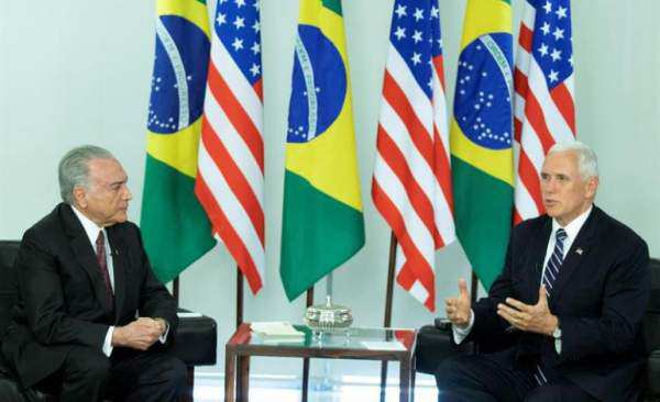 El vicepresidente de Estados Unidos Mike Pence (d) se reúne con el presidente de Brasil Michel Temer (i) hoy, martes 26 de junio de 2018, en el Palacio presidencial de Planalto, en Brasilia (Brasil)/ Foto: EFE