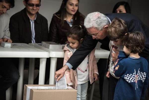 Uribe depositó su voto y aseguró haber votado por la fórmula de Iván Duque/Foto: EFE