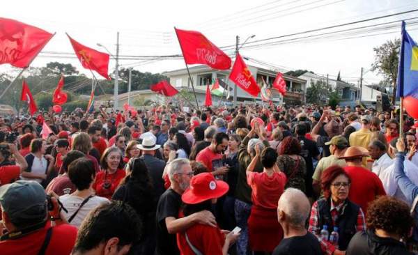 Decenas de personas se reunen frente de la Policía Federal para pedir la libertad del ex presidente Lula hoy, domingo 8 de julio de 2018, en la ciudad de Curitiba (Brasil)/ Foto: EFE