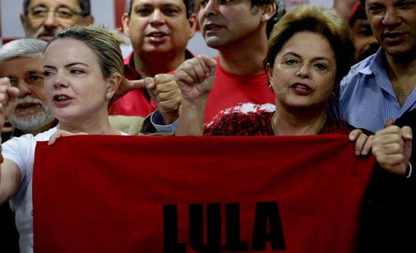 La expresidenta de Brasil Dilma Rousseff participa junto a la presidenta nacional del Partido de los Trabajadores (PT) Gleisi Hoffmann en una reunión en la sede nacional del PT en Sao Paulo (Brasil)